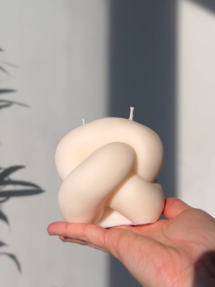 Infinity Knot Candle